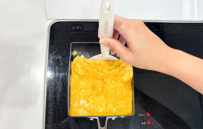 『ほぼ巻かない玉子焼き』を作る写真