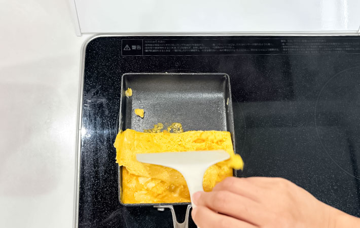 『ほぼ巻かない玉子焼き』を作る写真