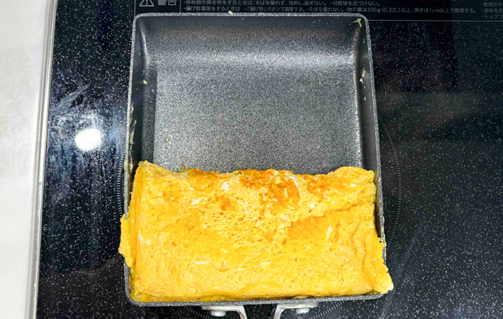 『ほぼ巻かない玉子焼き』を作る写真