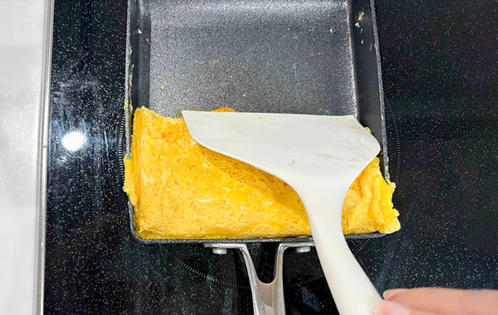『ほぼ巻かない玉子焼き』を作る写真