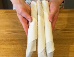 キッチンペーパーで包んだキュウリ