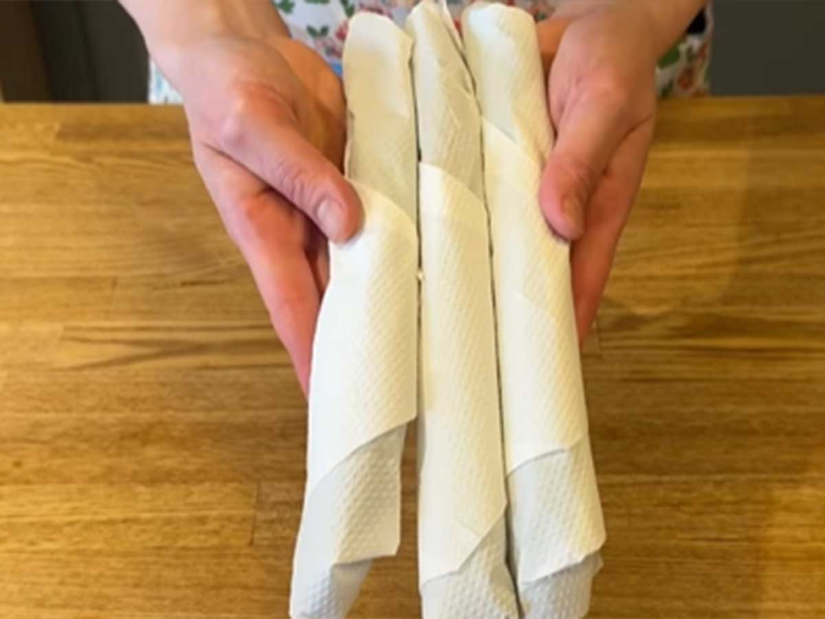 キッチンペーパーで包んだキュウリ