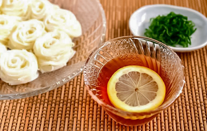 そうめんとレモン水割りの写真