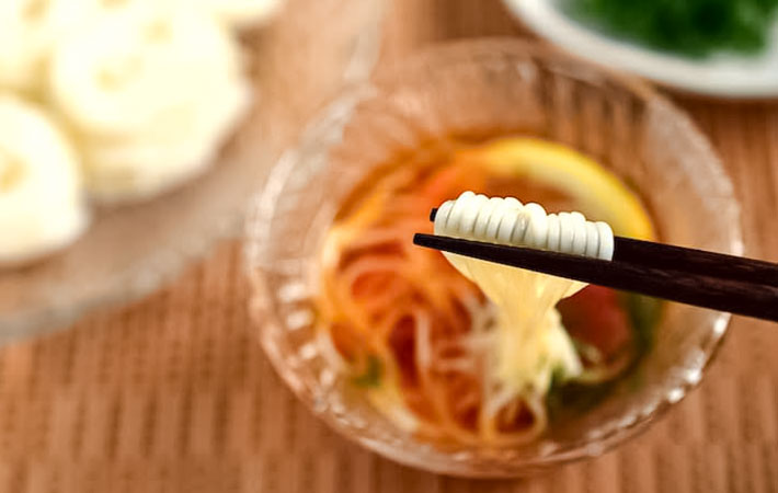 そうめんとレモン水割りの写真