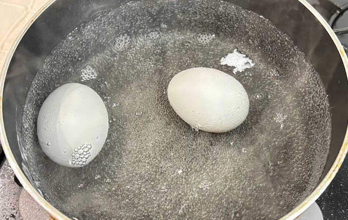 『香味ペースト』味のゆで卵を作る写真