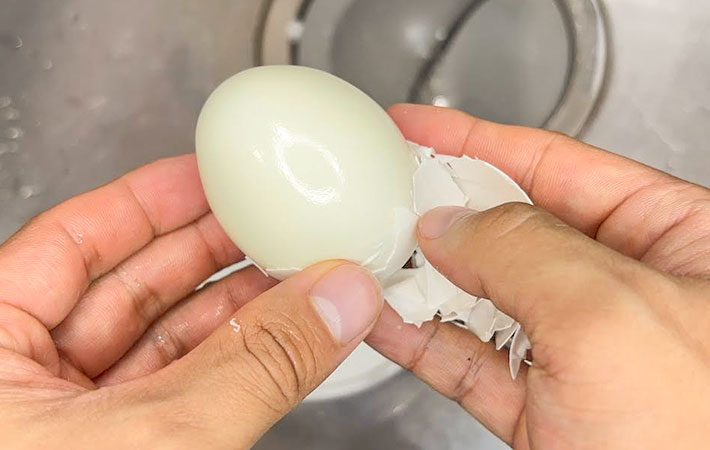 『香味ペースト』味のゆで卵を作る写真