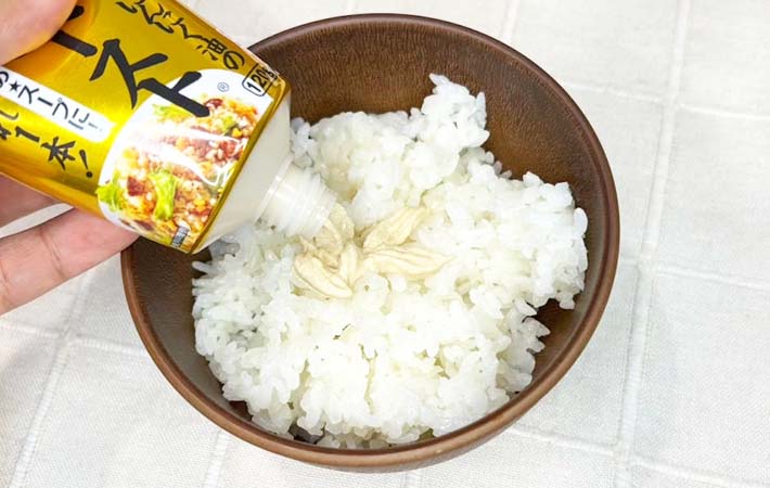 『あえるだけ！味つけご飯』を作る写真