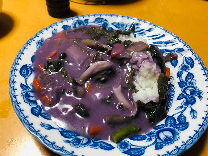毒々しい見た目のシチューの写真