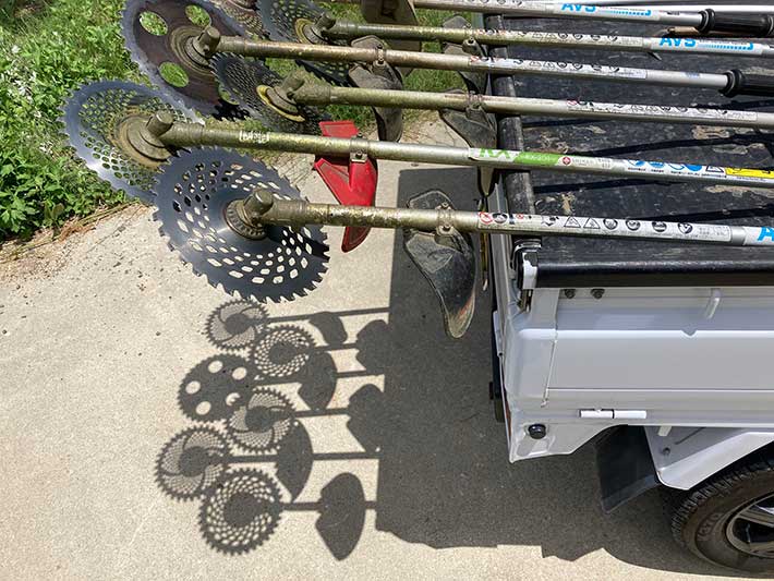 ヒマワリのような影を生む草刈り機の写真