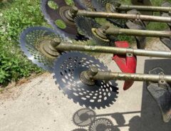 ヒマワリのような影をつくった草刈り機の写真