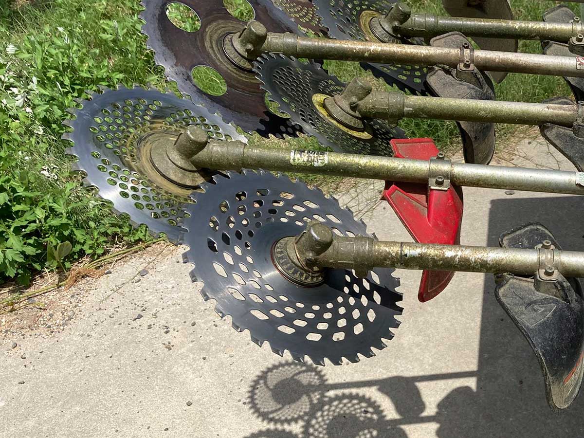 ヒマワリのような影をつくった草刈り機の写真