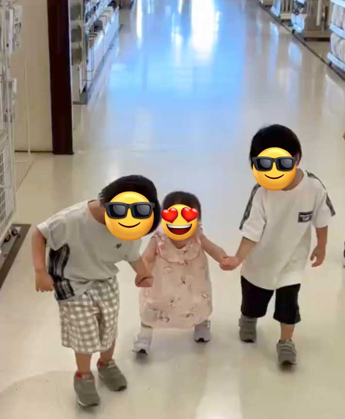 靴に不慣れな妹を支える兄たち