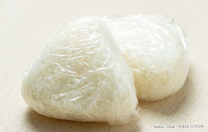 ラップにくるんだおにぎりの写真