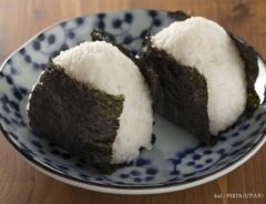 焼き海苔で包んだおにぎりの写真