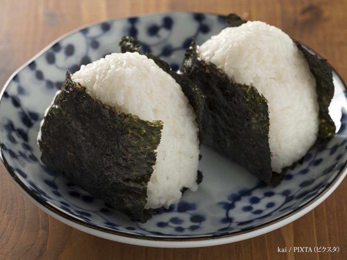 焼き海苔で包んだおにぎりの写真