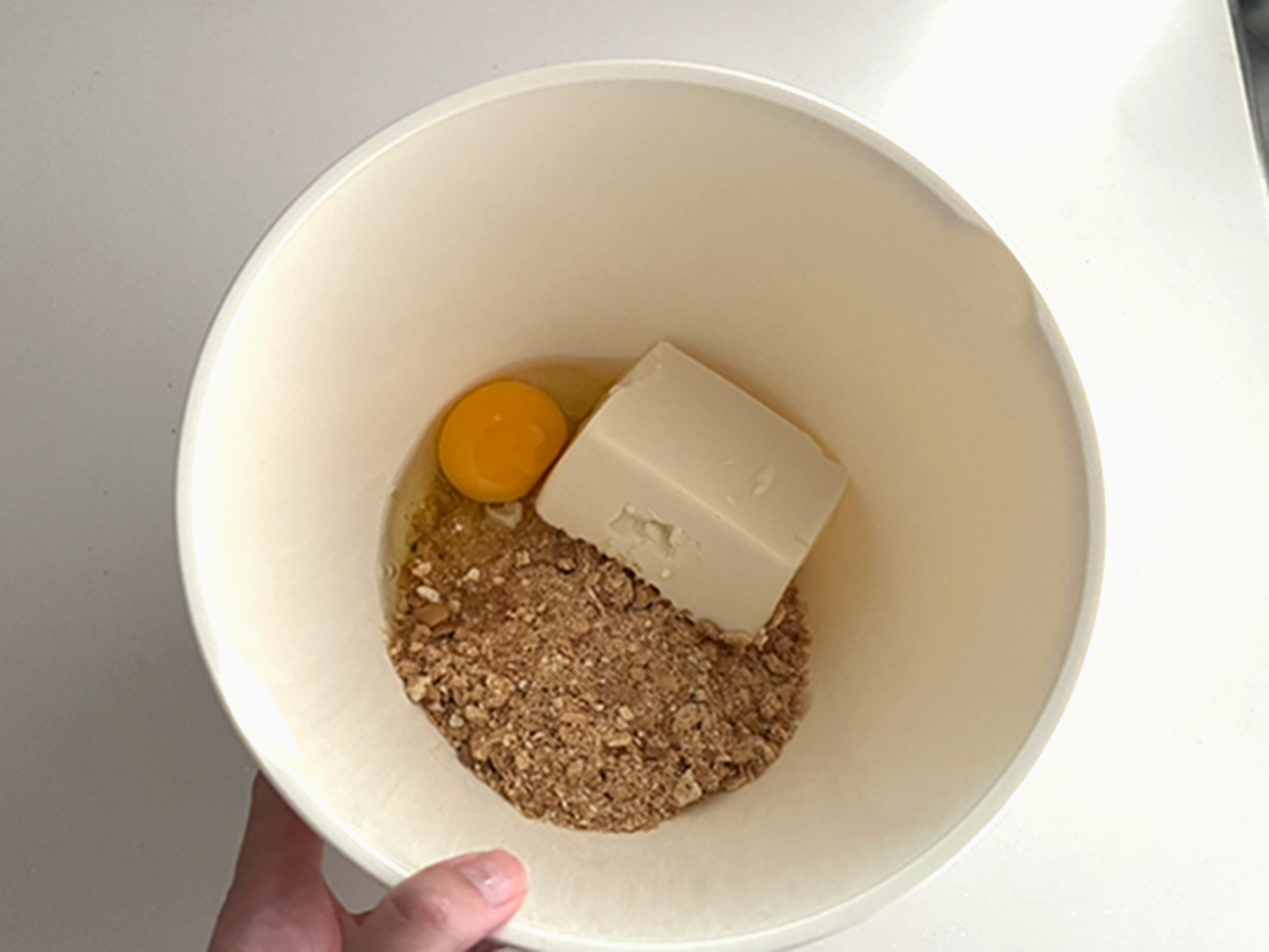ボウルに入った乾パンと豆腐、卵