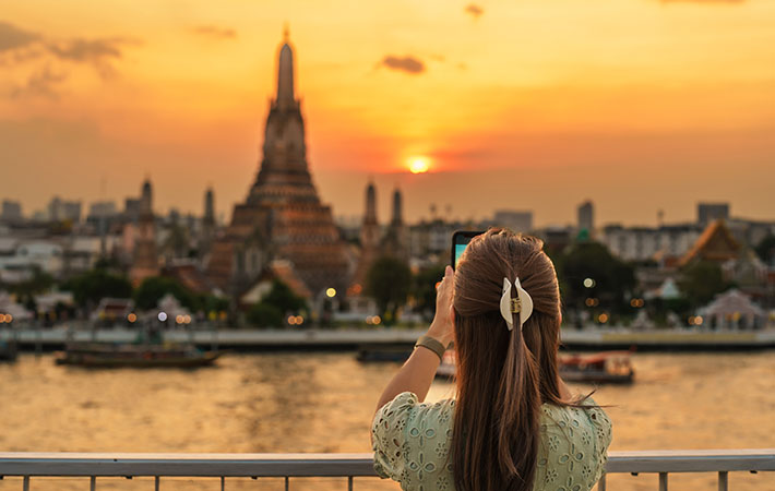 風景を撮る女性の写真