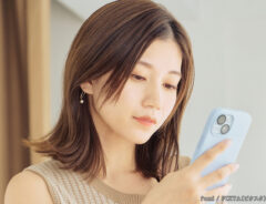 スマートフォンを見る女性の写真
