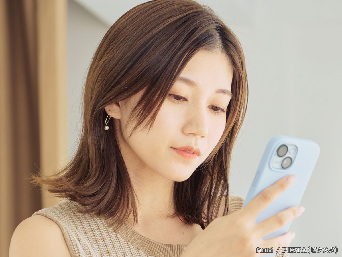 スマートフォンを見る女性の写真