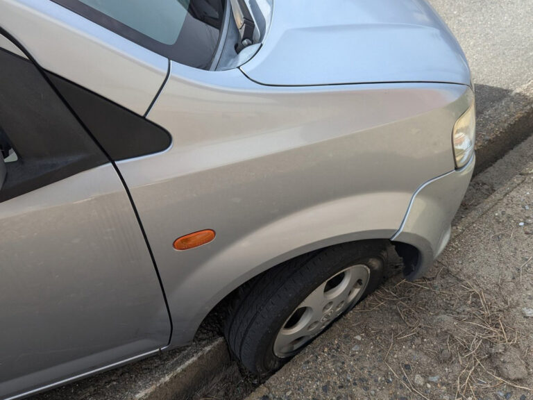 脱輪した車