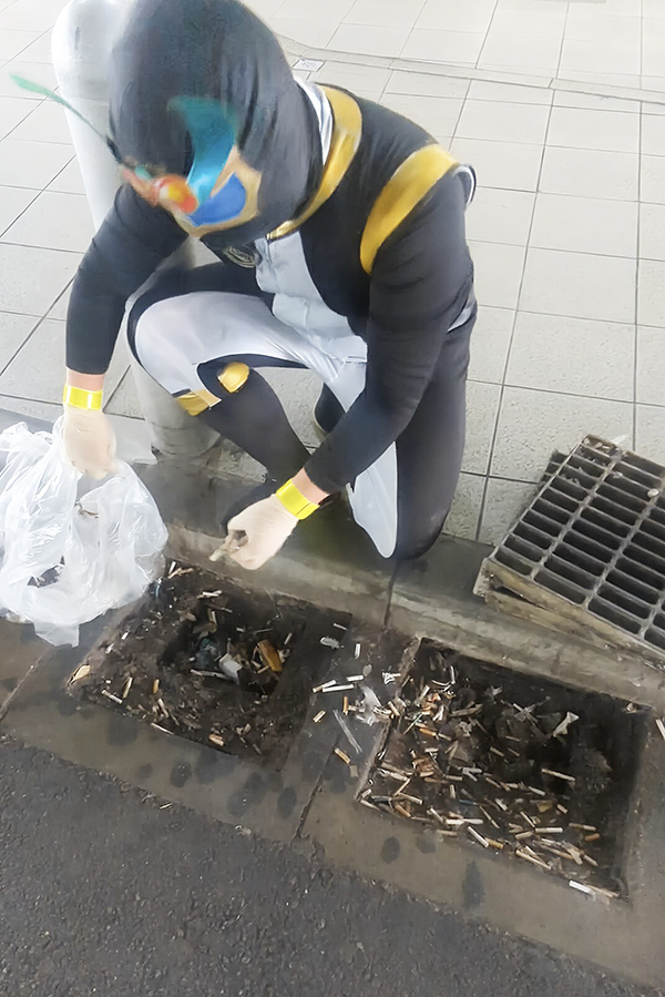 ゴミ拾いをするヒーローの写真