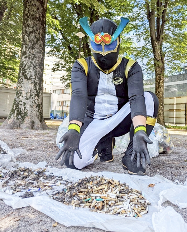 ゴミ拾いをするヒーローの写真