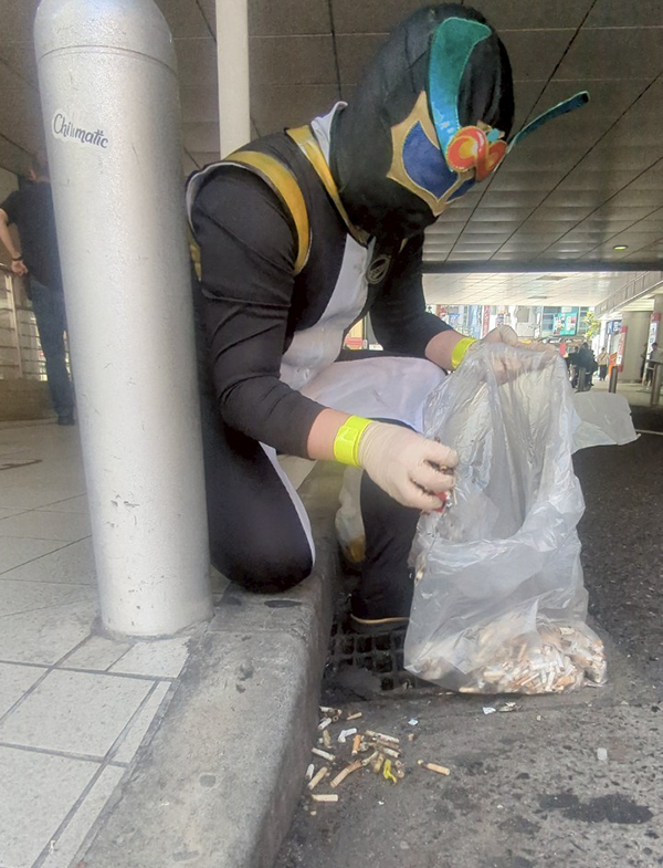 ゴミ拾いをするヒーローの写真