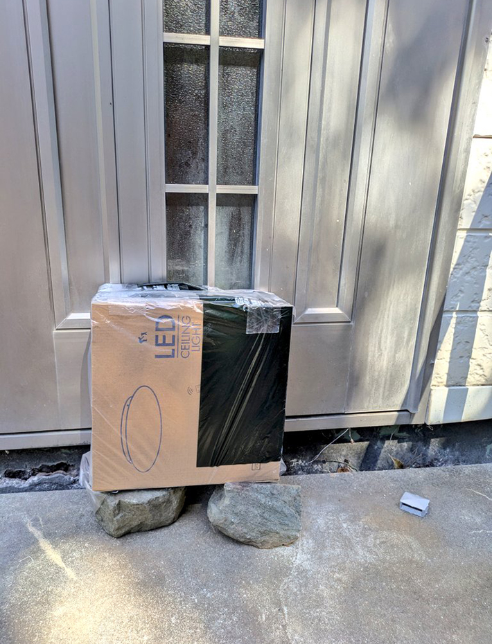 玄関前に置かれた宅配便