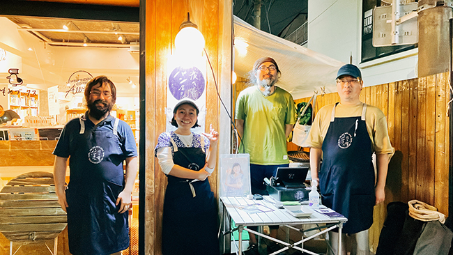 夜のパン屋さん代表の光枝さんとスタッフ