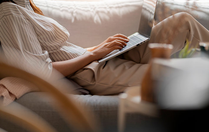 部屋でくつろぐ女性の写真