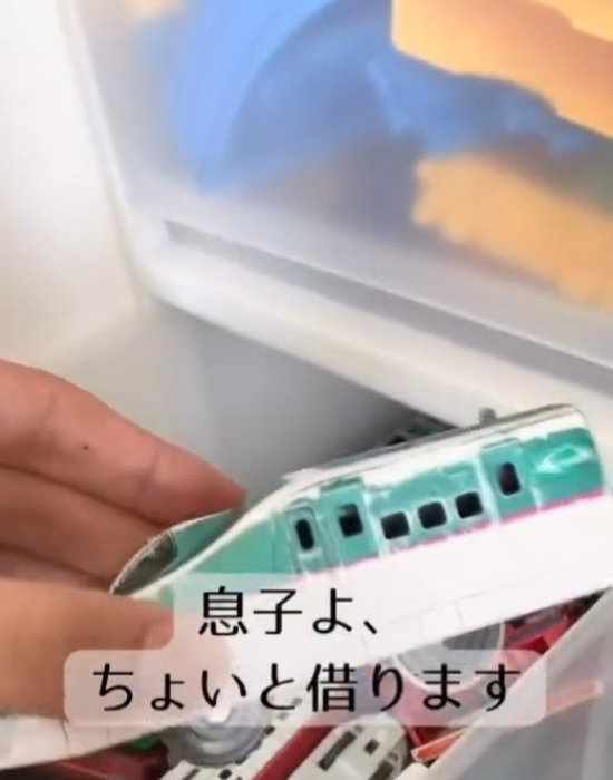プラレールを持つ様子