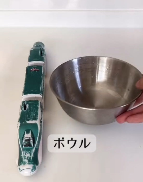 プラレールとボウルを並べた様子