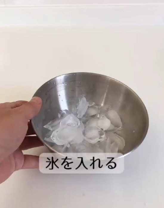 ボウルに氷を入れた様子