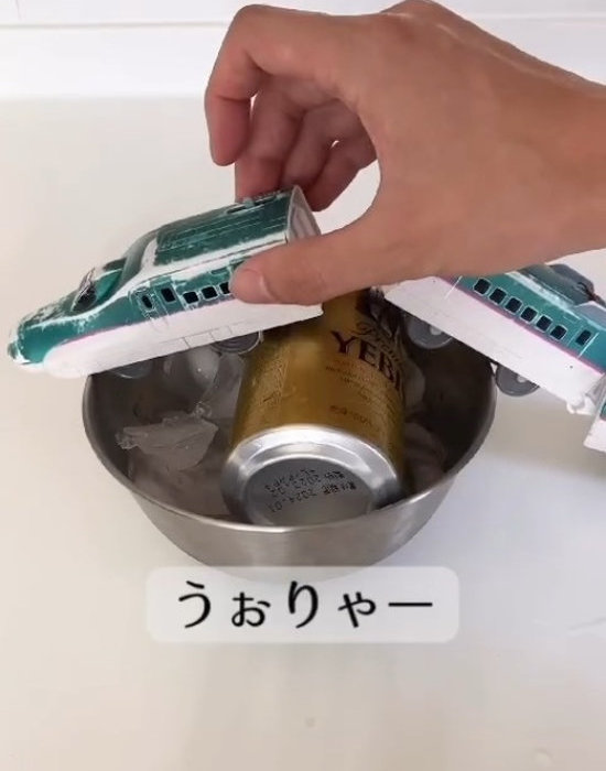 缶ビールにプレレールをのせた様子