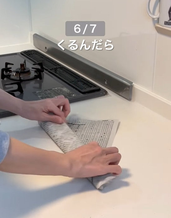 ゴボウを新聞紙で巻く様子