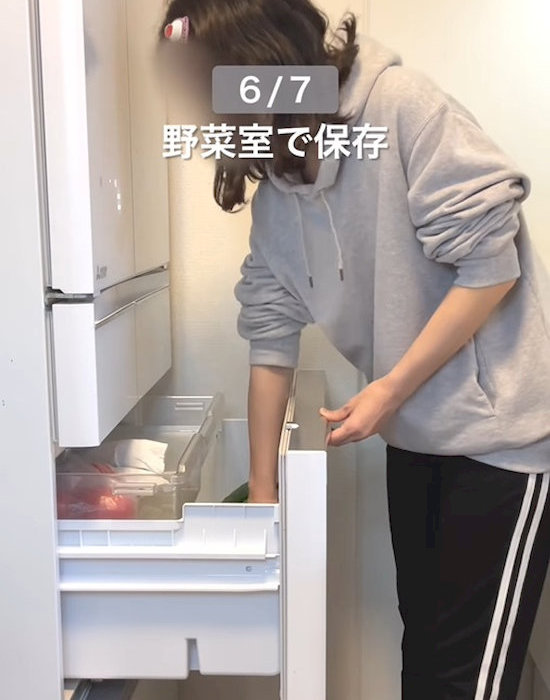 野菜室に野菜を入れる様子