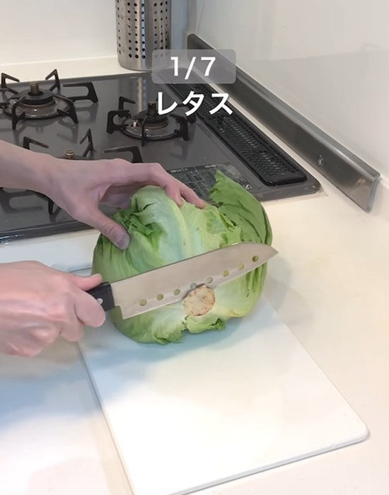 レタスの芯をカットする様子