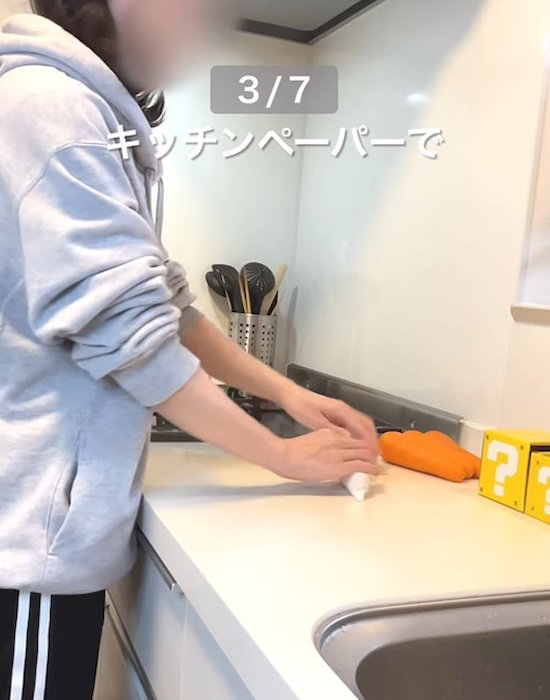 ニンジンをキッチンペーパーで巻く様子