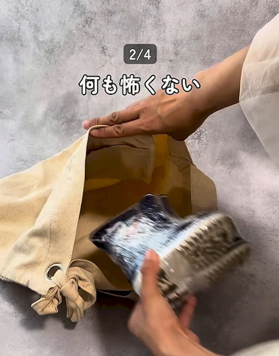 ストレッチフィルムを巻き付けた靴をバッグに入れる様子