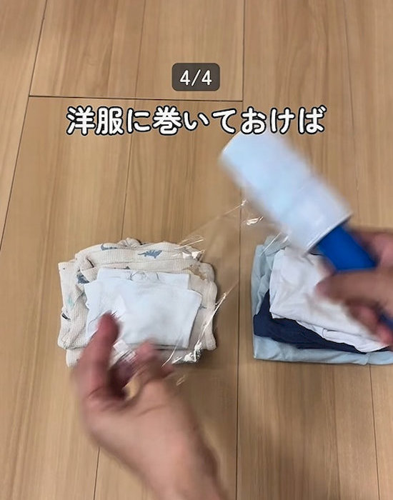 衣服にストレッチフィルムを巻き付ける様子