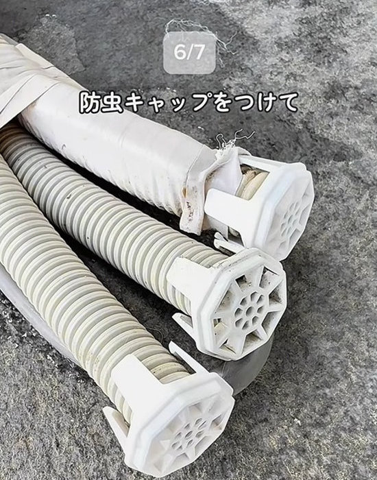 防虫キャップを被せた室外機のホース