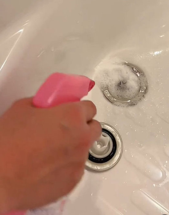 排水栓に洗剤をプッシュする様子