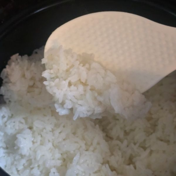 しゃもじにご飯がくっ付いている様子