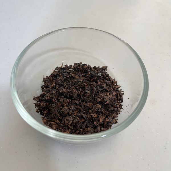 麦茶パックの茶殻を乾燥させて小皿に入れた様子