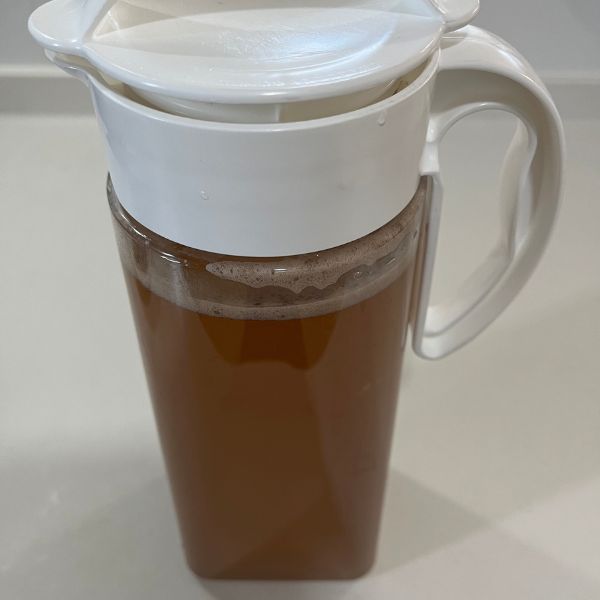 ピッチャーに水出し麦茶を作った様子