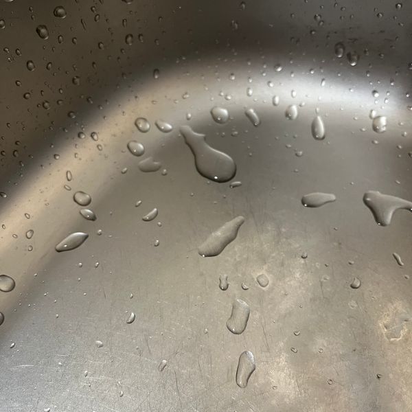 キッチンシンクのくすみや汚れが取れた様子