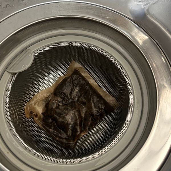 使い終えた麦茶パックを排水口に入れた様子