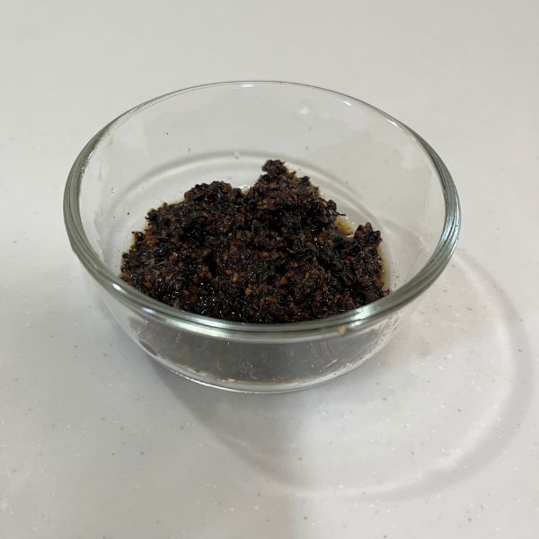 麦茶パックから茶殻を取り出した様子