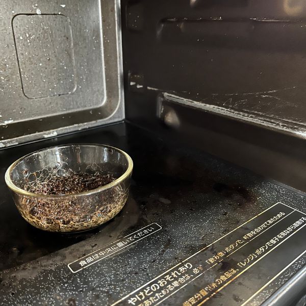 小皿に茶殻を入れて電子レンジで加熱した様子