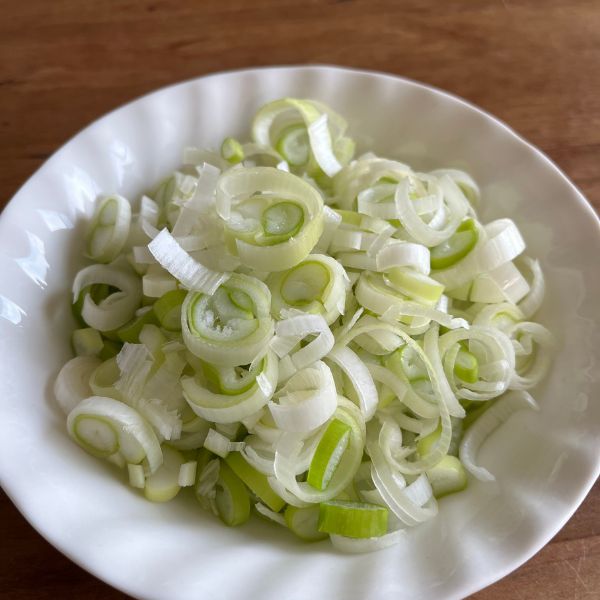 輪切りにした長ネギを皿に盛った様子